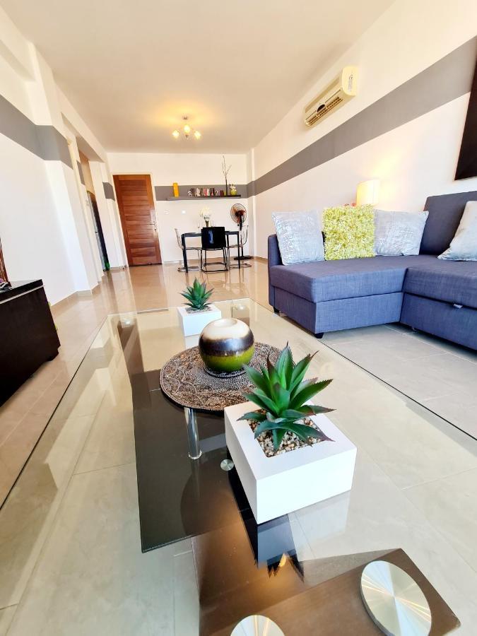 Stunning Apartment C106 With Balcony Looking Over Pool Péja Eksteriør bilde