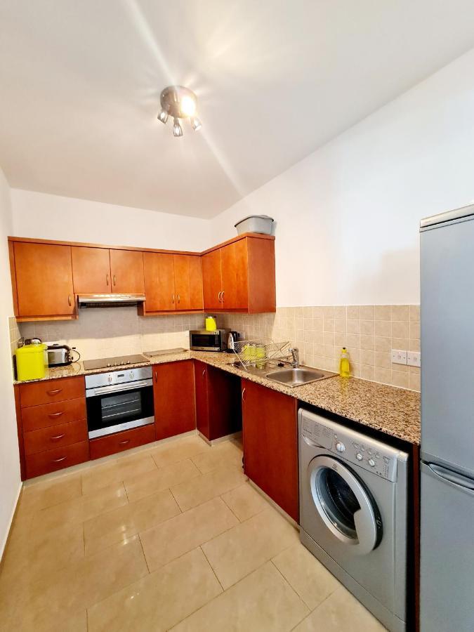 Stunning Apartment C106 With Balcony Looking Over Pool Péja Eksteriør bilde