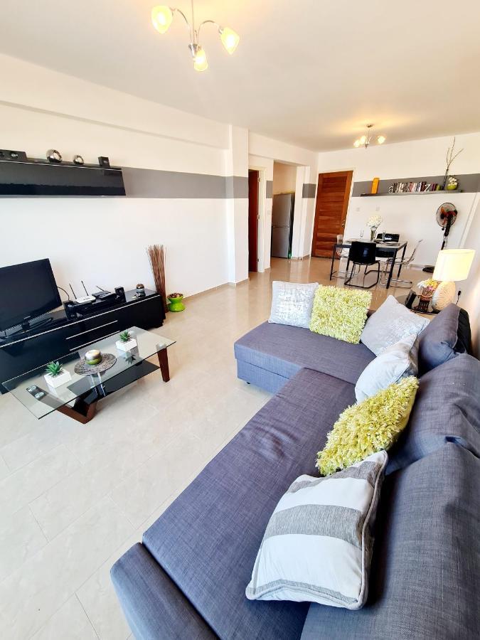 Stunning Apartment C106 With Balcony Looking Over Pool Péja Eksteriør bilde