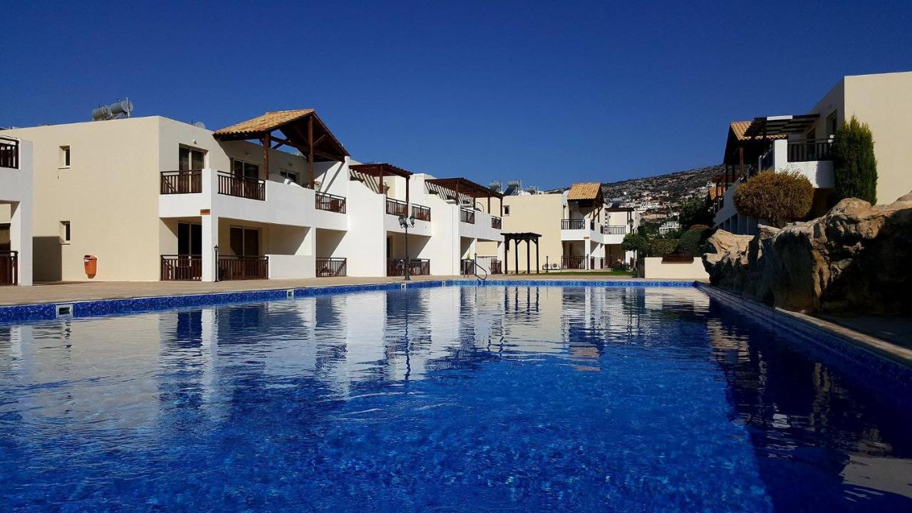 Stunning Apartment C106 With Balcony Looking Over Pool Péja Eksteriør bilde