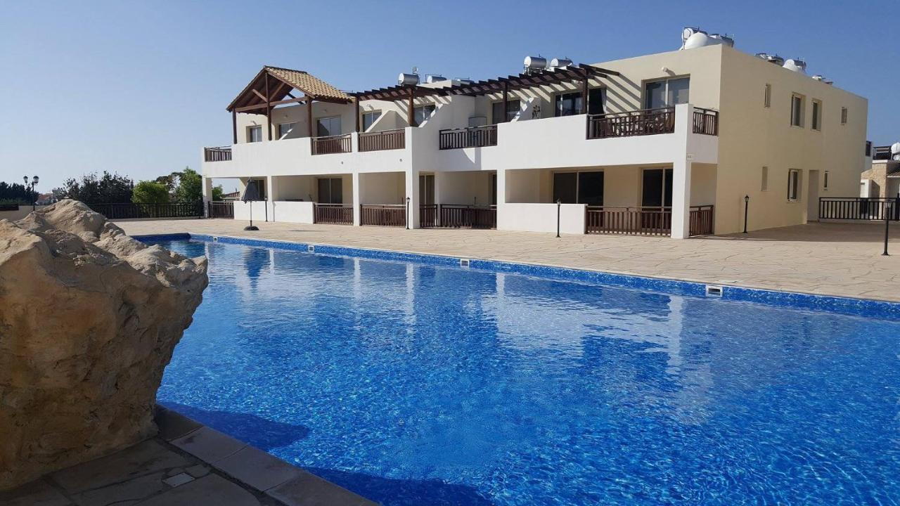 Stunning Apartment C106 With Balcony Looking Over Pool Péja Eksteriør bilde
