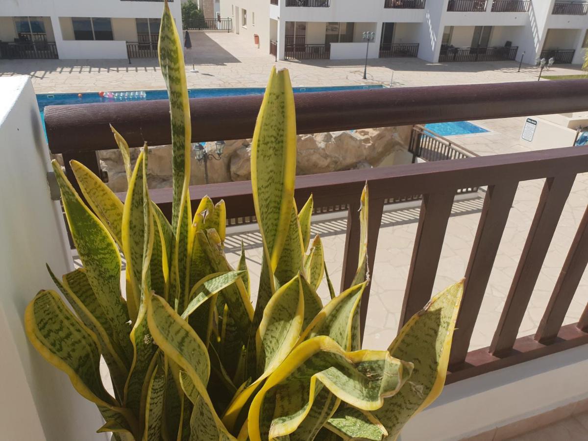 Stunning Apartment C106 With Balcony Looking Over Pool Péja Eksteriør bilde